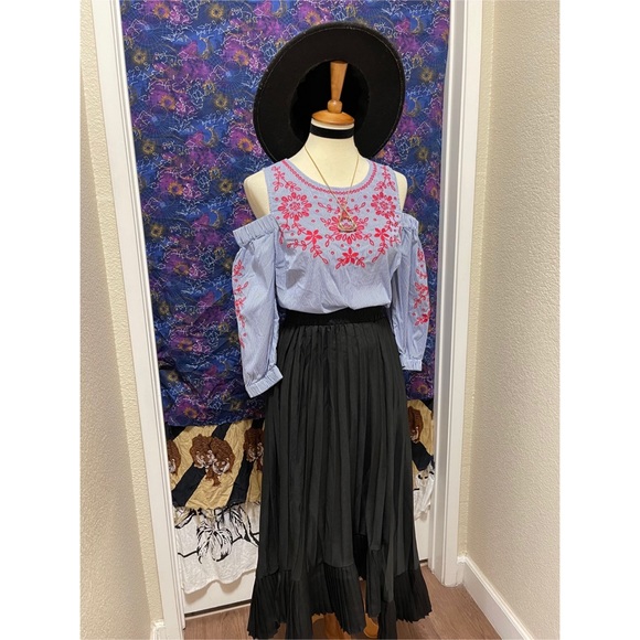 🌈 Beautiful Embroidered flowers top - Picture 11 of 12